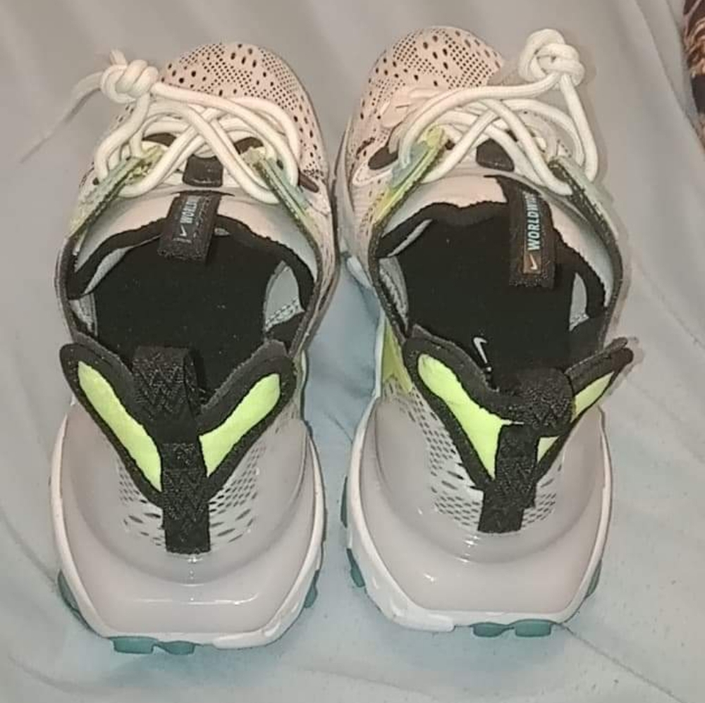 Woman's Nike Reacts - Picture 4 of 6